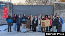 Әкімшілік қамаудан босап шыққан "Oyan, Qazaqstan" белсенділерін қамау мекемесі алдында жақтастары қарсы алды. Алматы, 18 қаңтар, 2024 жыл