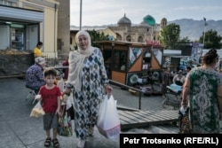 Панчшанбе базарында сауда жасап жүрген адамдар. Хожант, Тәжікстан, 14 маусым, 2024 жыл.