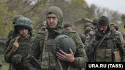 Səfərbərliyə çağırılan ehtiyatda olan hərbçilər Donetsk yaxınlığındakı poliqonda təlim keçirlər.