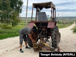 Тракторын шөп шабуға дайындап жатқан жергілікті тұрғын. Марқакөл ауданы Ақбұлақ ауылы, ШҚО. 24 шілде, 2024 жыл.