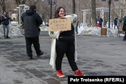 "Әйелдердің лайықты өмірі үшін" митингіне келіп тұрған феминист белсенді. 7 наурыз, 2024 жыл. Алматы