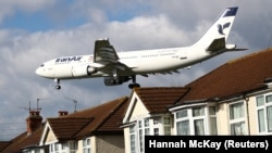 "Iran Air"ə məxsus "Airbus A300" Londonun qərbindəki Hitrou hava limanına enir.