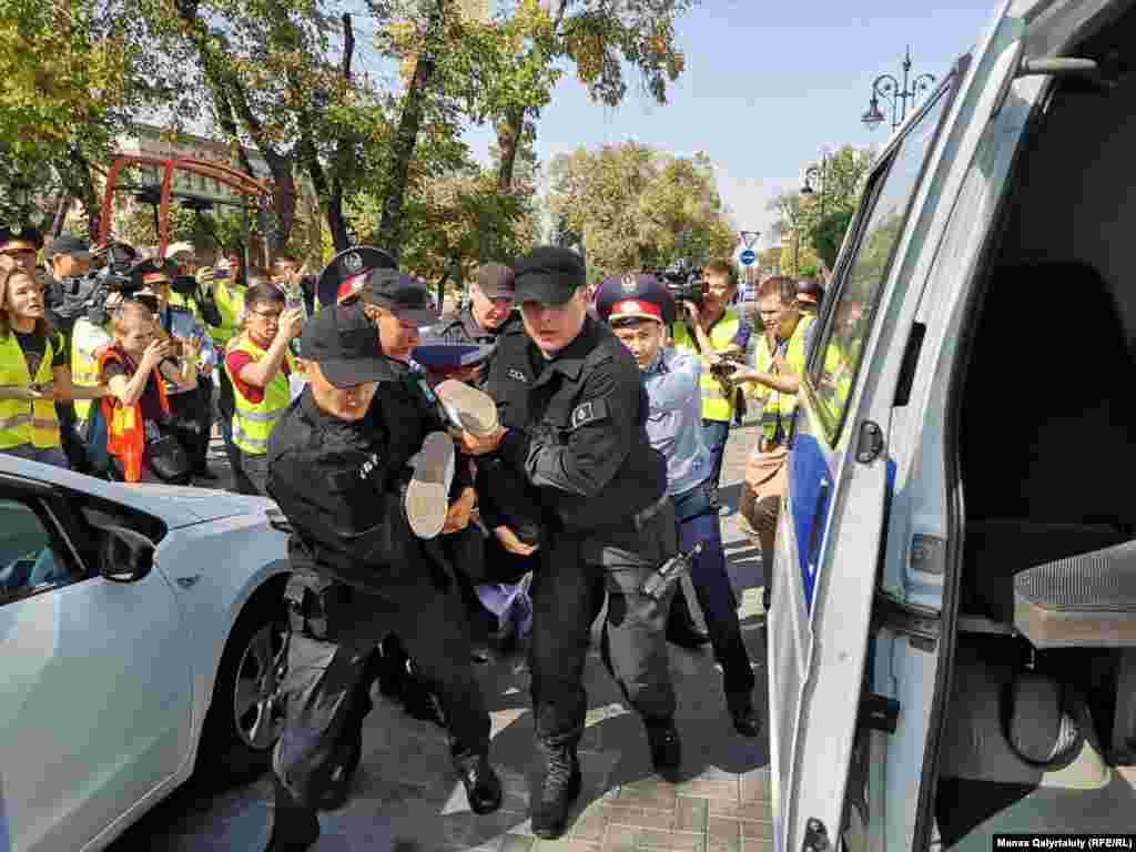 Алматыда түске таман бірнеше адам &quot;митинг болады&quot; деп алдын ала белгіленген орынға келіп, билікке талап айта бастады. Бірақ полиция қызметкерлері оларға сөзін аяқтатпай, ұстап әкетті.&nbsp;Алматы, 21 қыркүйек 2019 жыл.&nbsp;