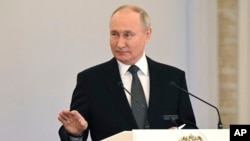 Rusiya prezidenti Vladimir Putin dekabrın 8-də veteranların mükafatlandırılması mərasimində yenidən seçilmək niyyətində olduğunu bildirib.