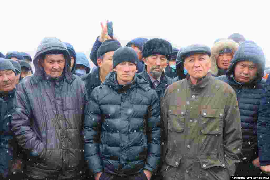 Белсенділер Азат Көкен, Сайлау Лепесов және басқалар Бағанашылдағы зират басында Арон Атабекті жерлеу рәсімінде тұр.