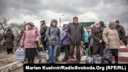 Очерель на КПП в Станице Луганской, марта 2016 года