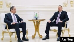 Azərbaycan prezidenti Ilham Aliyev (sağ) və Rusiya xarici işlər naziri Sergey Lavrov, 6 aprel 2016