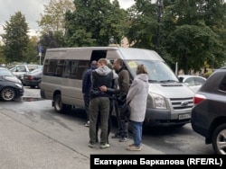 Василеостровск ауданында әскерге кеткендерді шығарып салған сәт.