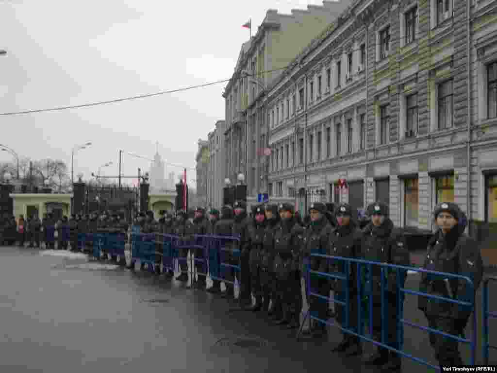 Polis İnqilab Meydanından Bolotnoy meydanına qədər yolu əhatəyə alıb.