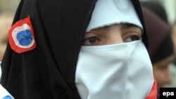 Burqaya və niqaba qadağa təklifi Fransanın siyasi elitasını ikiyə bölüb