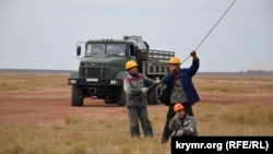 Поврежденная электроопора высоковольтной линии на околице села Чонгар Генического района Херсонской области, 11 октября 2015 года