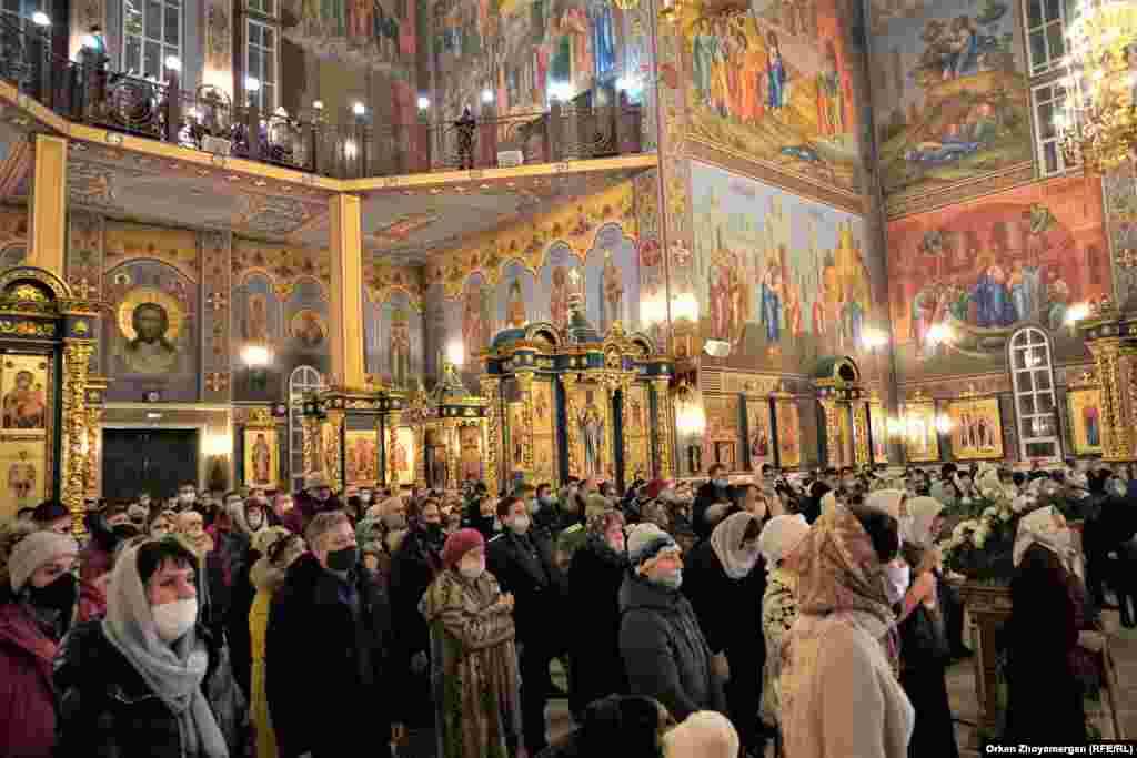 Мерекелік діни рәсім 6 қаңтарда сағат 22:00-ден аса басталды. Түнгі сағат он екіге қарай шіркеу ішіне жиналғандар саны бірнеше жүз адамға жетті.