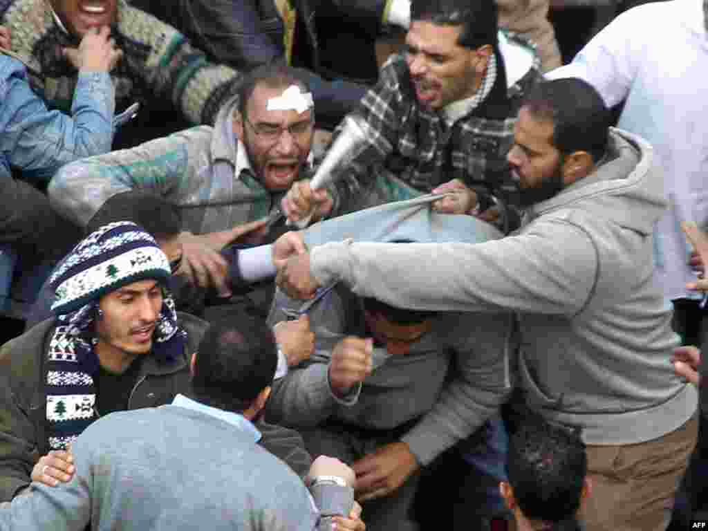 Müxalifətçilər hökümət tərəfdarlarından birini tutublar, 3 fevral 2011 - AFP PHOT0/KHALED DESOUKI 