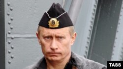 Vladimir Putin Şimal Donanmasının hərbi təlimlərini izləyir, 17 avqust 2005