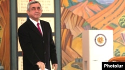 Serzh Sarkisian prezident seçkisində səs verir, 18 fevral 2013