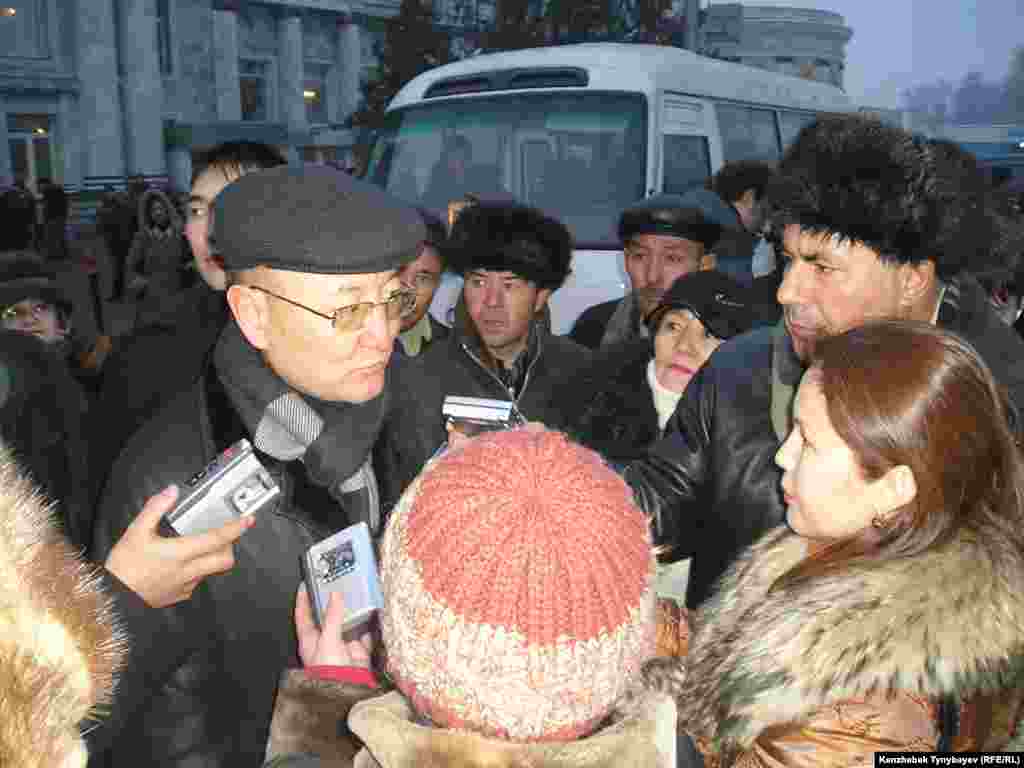 Алтынбек Сәрсенбайұлы журналистерге сұхбат беріп тұр. Алматы, 15 қаңтар 2006 жыл.