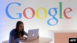 Google қызметкері ноутбукпен жұмыс жасап жатыр. АҚШ, Сан Франциско, 06 маусым, 2012 жыл. AFP алынған. 