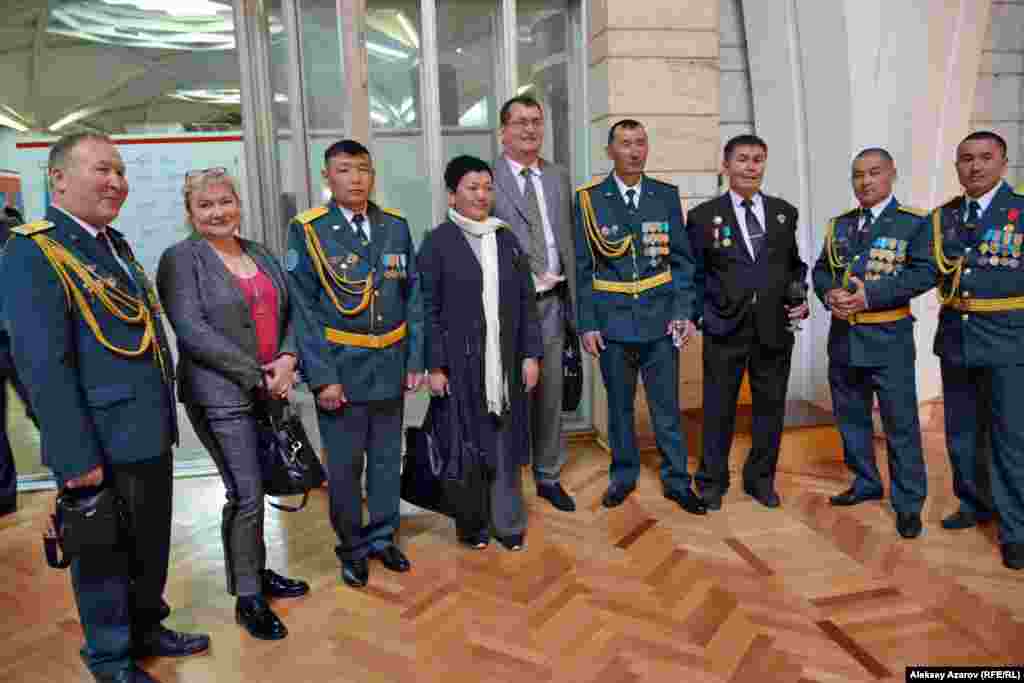 Көрмеге кезінде Ирактағы бітім күштері құрамында болған қазақстандық әскери қызметкерлер де келді. &quot;Қазбат&quot; аталған инженерлік-саперлік отряд 2003-2007 жылдары Польша басқарған &quot;Орталық-Оңтүстік&quot; дивизияның құрамына енген. Ортада тұрған - Алматы қаласы және Алматы облысындағы поляктардың &quot;Вензь&quot; мәдени орталығының жетекшісі Олег Червинский.