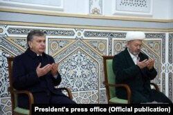 Özbəkistan - Prezident Mirziyoyev (solda)