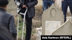 Azərbaycan, Bakı. Özünü yandırmış Zaur Əhmədovun qəbri önündə