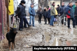 Алатау аудандық әкімдік өкілдеріне Алғабас көшесіндегі батпақ басқан жолды көрсетіп жүрген тұрғындар. Алматы, 21 ақпан 2021 жыл.