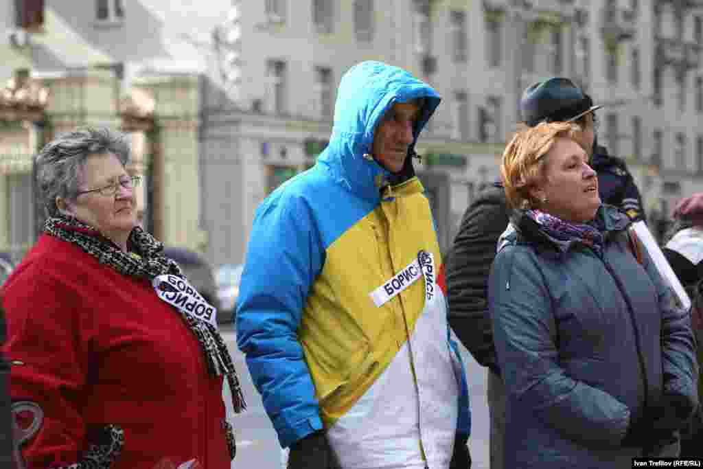 Оппозицияның наразылық акциясы - жалғыз адамдық пикет өткізуге келгендер. Мәскеу, 19 сәуір 2015 жыл.