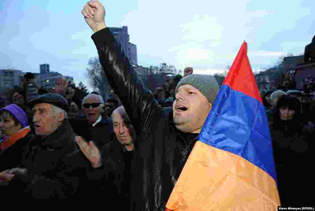 Hovannisian-ın tərəfdarları Yerevanda etiraz aksiyası zamanı. 20 fevral 2013