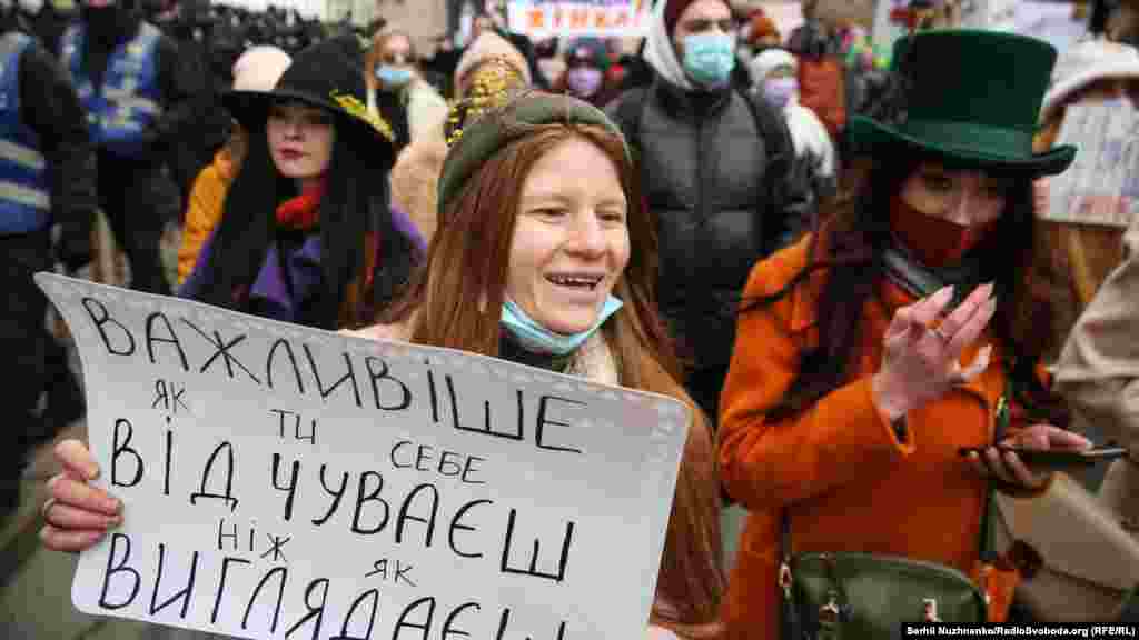 Среди прочего, также эксперты утверждают, что сексистские стереотипы существенно влияют на уровень насилия в отношении женщин