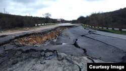 Трасса Севастополь-Бахчисарай-Симферополь разрушается из-за оползня