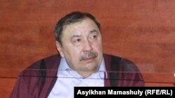 "Алтынбек Сәрсенбайұлы мен көмекшілерін өлтіруге тапсырыс беруші" ретінде сотталған Ержан Өтембаев. 22 қаңтар 2014 жыл.