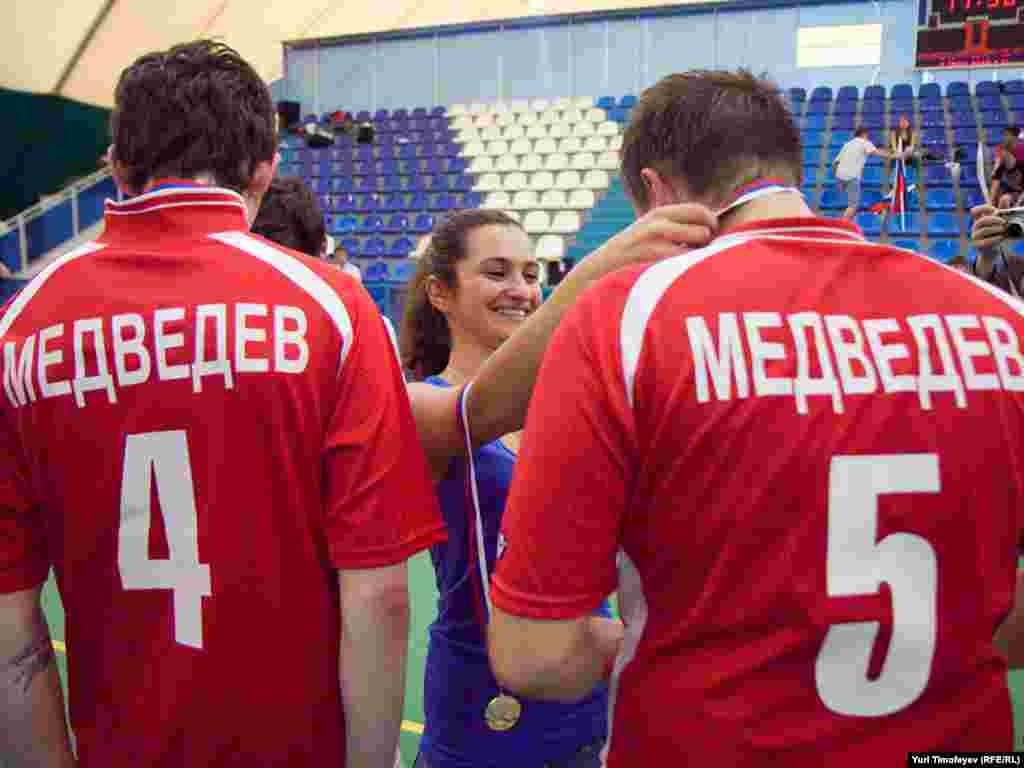 "Medvedev" qızıl, "Putin" gümüş medal aldı. - "Медведев" получил золотые медали, а "Путин" серебряные