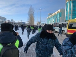 Ақордаға талабын жеткізуге бара жатқан наразыларды полиция жасағы ұстап жатыр. Нұр-Сұлтан, 16 желтоқсан 2019 жыл.