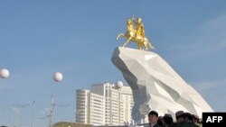 Gurbanguly Berdymukhamedovun heykəli.Ashgabat, May 25, 2015