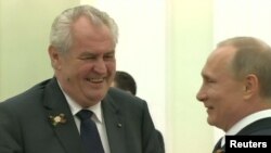 Miloş Zeman (solda) və Vladimir Putin(Arxiv fotosu)