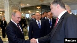 Ресей президенті Владимир Путин (сол жақта) мен Украина президент Петр Порошенко (оң жақта). Минск, 26 тамыз 2014 жыл. 