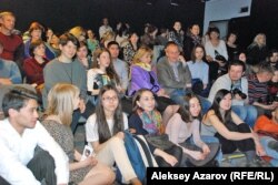 «Көктемнің оянуы» спектаклінің премьерасына келген көрермендер. Алматы, 26 наурыз 2015 жыл.