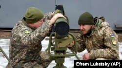 Ukrayna hərbçiləri Korsar antitank sistemini yoxlayırlar