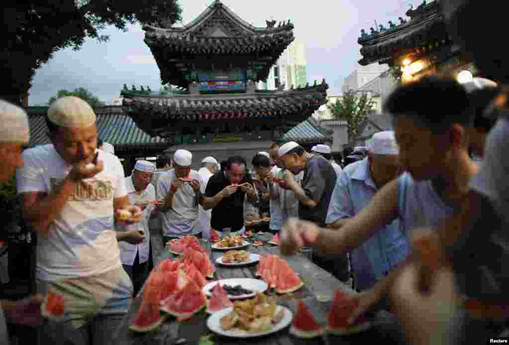 Çin. Pekində yerləşən Niujie Məscidində iftar zamanı