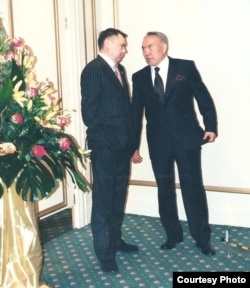 Рахат Әлиев (сол жақта) пен президент Нұрсұлтан Назарбаев. Астана, 2001 жыл.