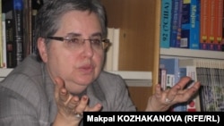 Саясаттанушы Марта Олкотт журналистермен кездесіп отыр. Алматы, 6 наурыз 2012 жыл