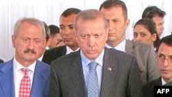 Recep Tayyip Erdoğan mühafizəçilərin əhatəsində.