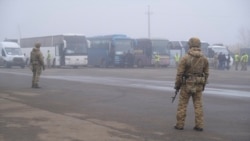 Тұтқыннан босатылғандарды жеткізуге арналған бірнеше автобус "Майорское" бақылау-өткізу бекетінде тұр.