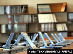 Gürcüstanda bütün birinci sinif şagirdlərinə dövlət netbuk paylayır