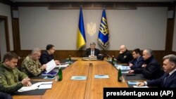 Украина президенті Петр Порошенко (ортада) елдің ұлттық қауіпсіздік және қорғаныс кеңесінің отырысын өткізіп отыр. Киев, 21 қараша 2017 жыл.