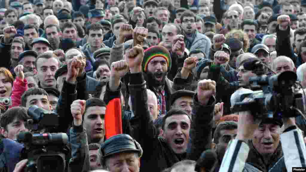 Hovhannisian-ın tərəfdarları Yerevanda etiraz aksiyası zamanı. 20 fevral 2013