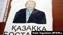 Бисенғұл Бегдесенов бейнеленген киім. Алматы. 16 мамыр 2011 жыл. (Көрнекі сурет)