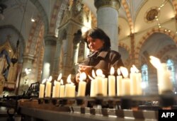 Bosniya-Hersoqovina - bosniyalı xorvat qadın kilsədə şam yandırır 25 dekabr 2012