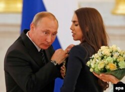 Ресей президенті Владимир Путин Рио олимпиадасының чемпионы Маргарита Мамунды марапаттап жатыр. Мәскеу, 25 тамыз 2016 жыл.