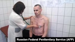 Oleh Sentsov Rusiya Penitensiar Xidmətinin həkim müayinəsində