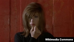 Monica Vitti 1964-cü ildə Antonioninin "Qırmızı səhra" filmində.